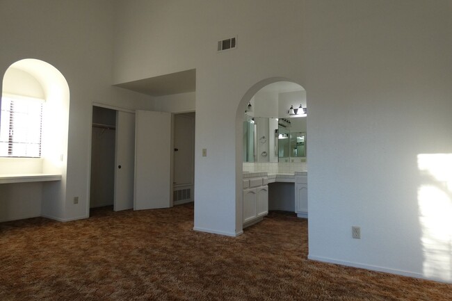 Building Photo - 4 bedroom, 2.5 bath condo