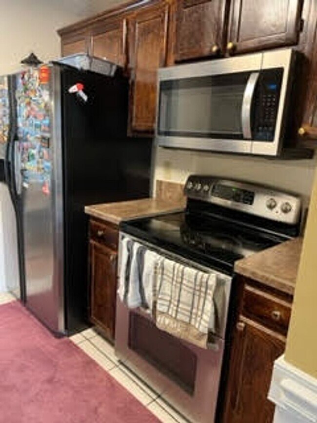 Building Photo - Charming updated 3 bedroom and 2.5 bath Townhome in Adams Farm Greensboro