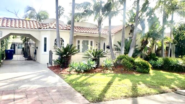 Front of house with carport and driveway parking - 1350 Curson S Ave