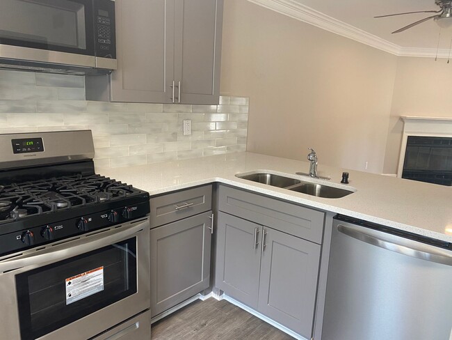 Building Photo - NEWLY RENOVATED 2BR TOWNHOME NEAR KSU!! GR...