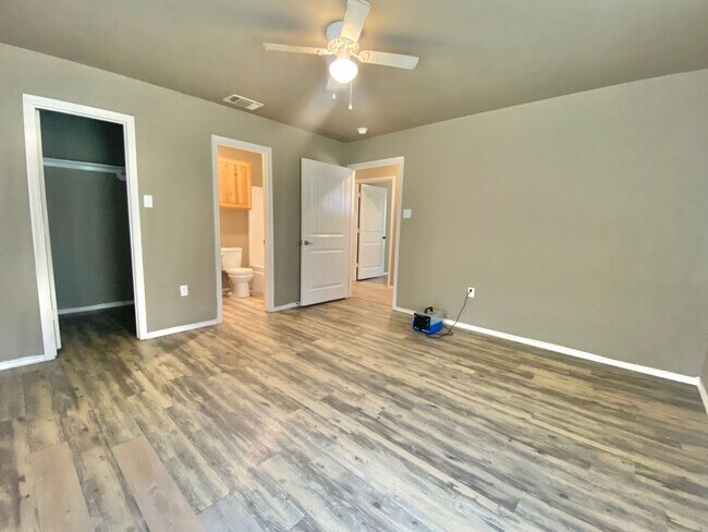 Building Photo - 3 bed and 2 bath available near Estacado H...