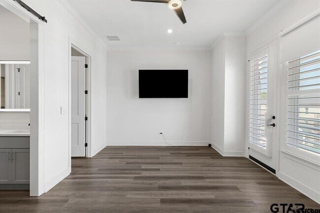 Building Photo - 522 W Erwin St