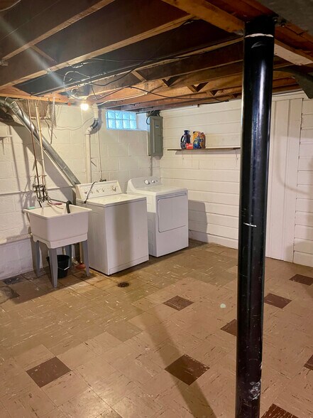 Building Photo - 21521 Benjamin St