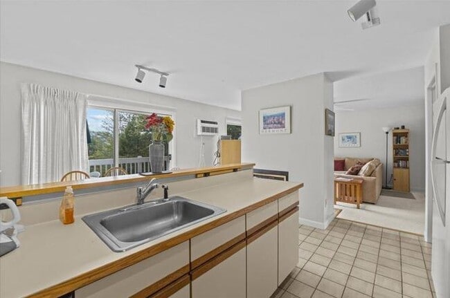 Building Photo - Gorgeous Turnkey 2BR/2BA Mountainside Condo