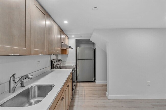 Building Photo - 74 Ruthven St