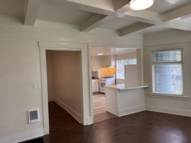 Building Photo - 501 W 8th St