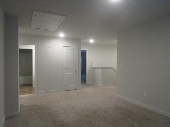 Building Photo - 5169 Un Hts Wy