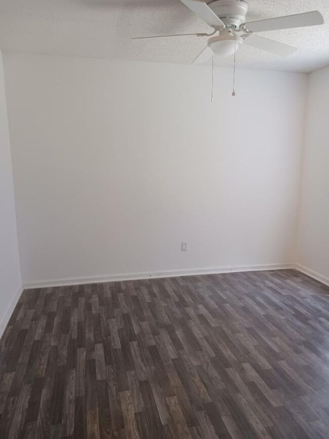 Building Photo - 3 Bed Townhome in N Chas!