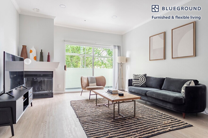 Primary Photo - 16070 W Sunset Blvd