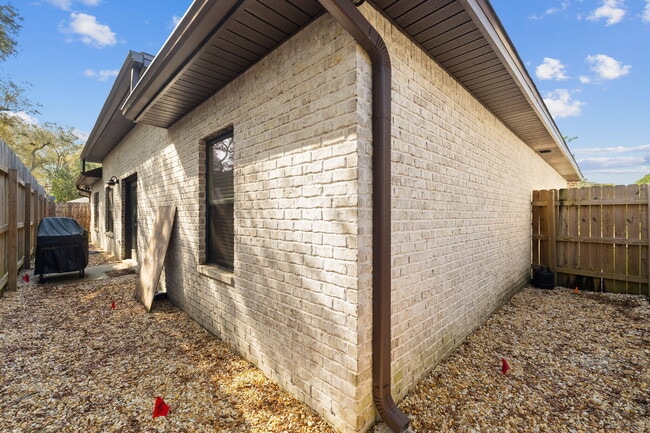 Building Photo - 518 Sibert Ave