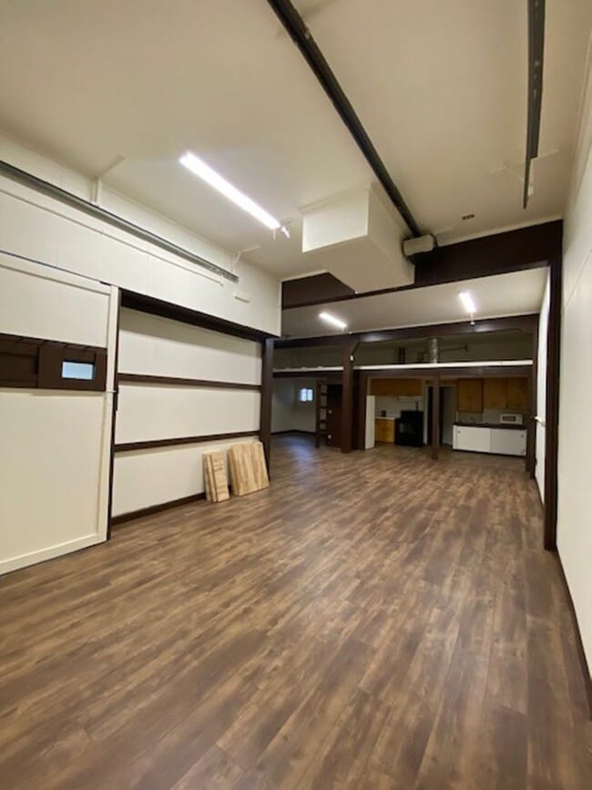 Building Photo - Large Studio Apartment Close to Parks!