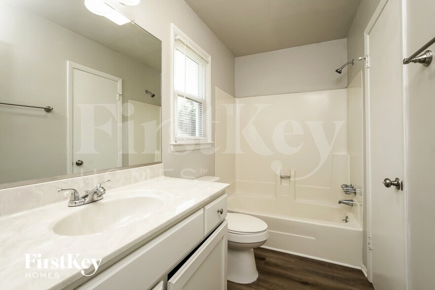 Building Photo - 2350 Woodgreen Rd