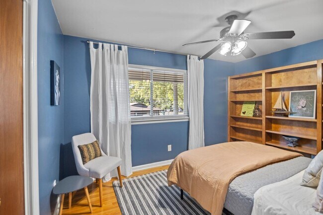 Building Photo - 7001 Blue Bird Dr