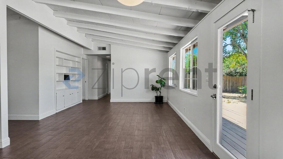 Building Photo - Unit