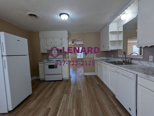 Building Photo - Charming 3 Bedroom House!