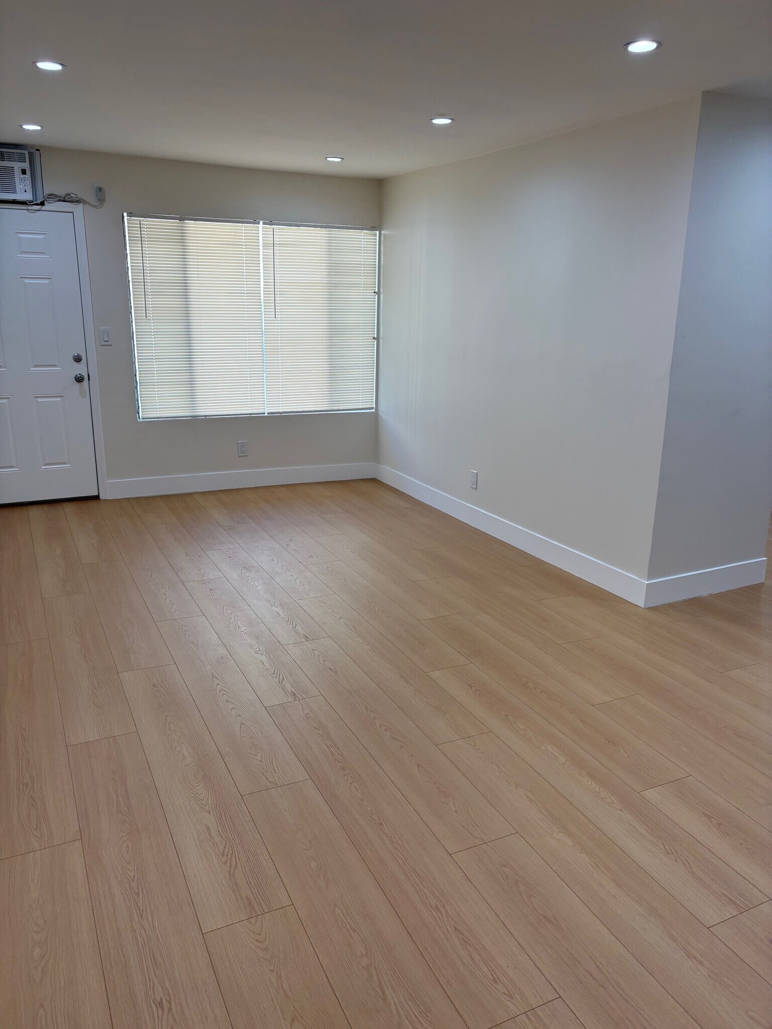 Building Photo - 1242 N New Hampshire Ave