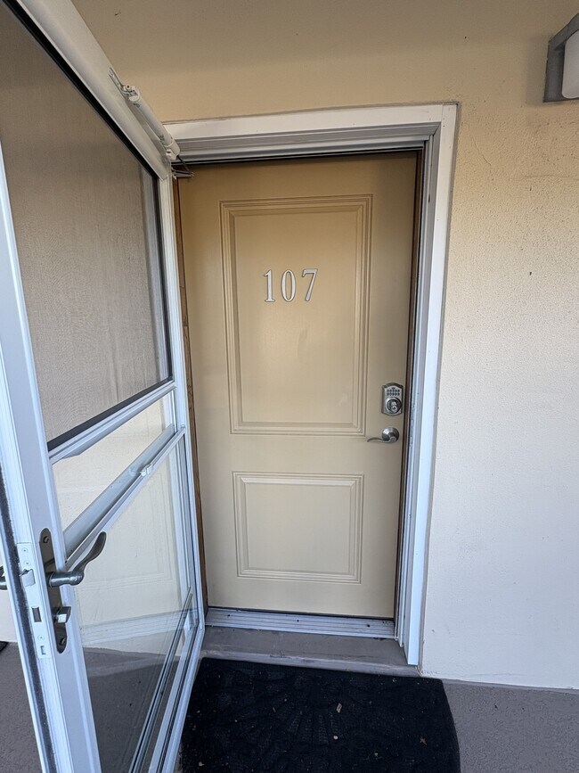 Building Photo - 512 W Venice Ave