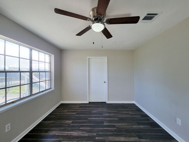 Building Photo - REMODELED/ UPDATED 4 BEDROOM 2 BATH WITH C...
