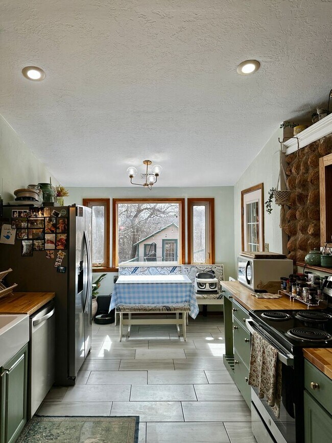 Building Photo - Rustic Charm