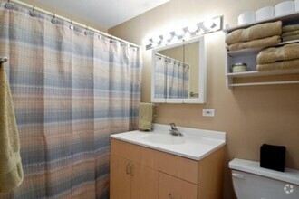 Building Photo - Beautiful 2 Bed, 1 Bath Condo Garden Unit ...