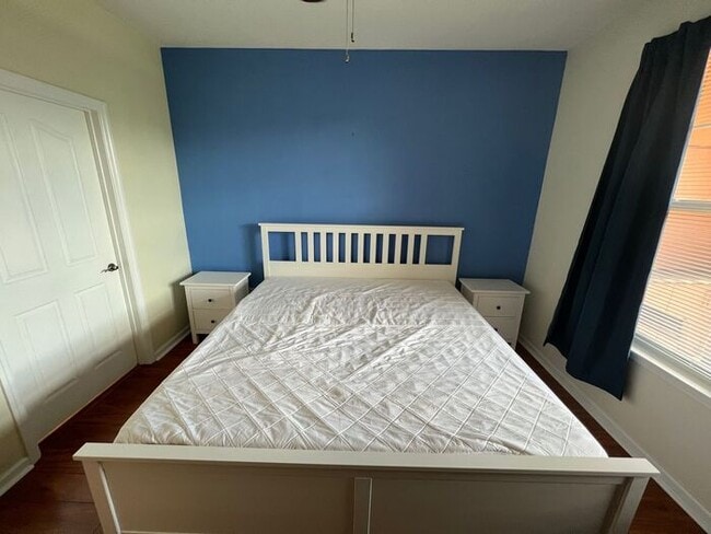 Building Photo - 1BR Condo w/ Lake View + Covered Parking in Town Center