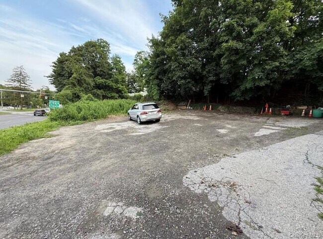 Building Photo - 364 Ashford Ave