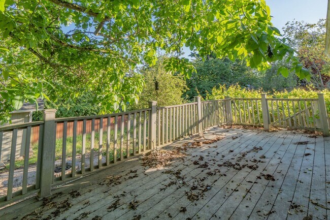 Building Photo - Bright Cozy Home w/ Deck & Yard Near Des Moines Marina