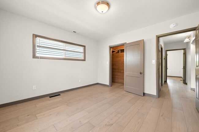 Building Photo - 6 Bedroom Home for Rent