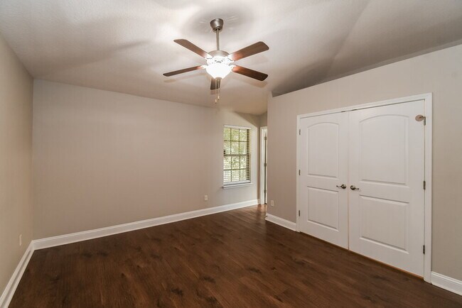 Building Photo - 2195 Thornbrook Dr