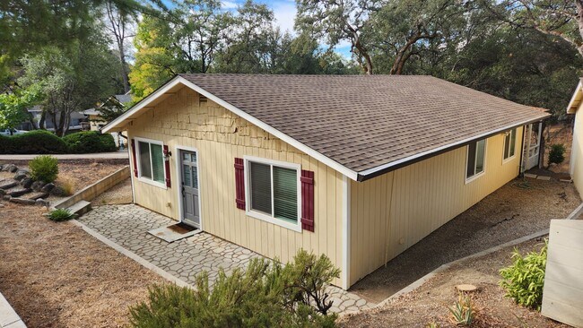 Building Photo - Charming Lake Wildwood Home 3 Bedroom 1 Bath