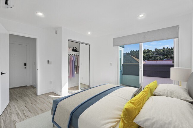 Building Photo - 850 N Van Ness Ave