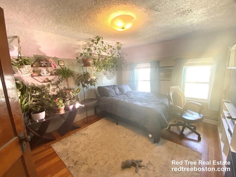 Building Photo - 92 Hobart St