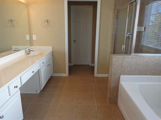 Building Photo - 131 Village Dr