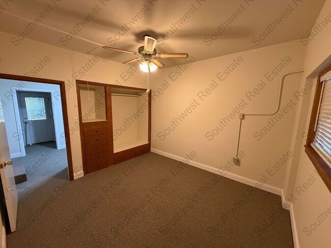 Building Photo - Spacious 4 Bedroom 2 Bathroom Home