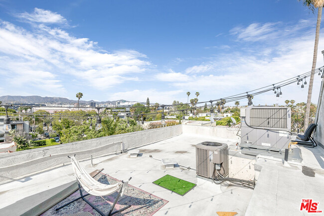 Building Photo - 815 N Las Palmas Ave