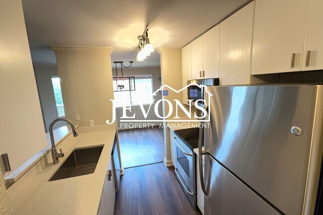 Building Photo - Available Now - 2BR/1.5BA Condo in Kirkland