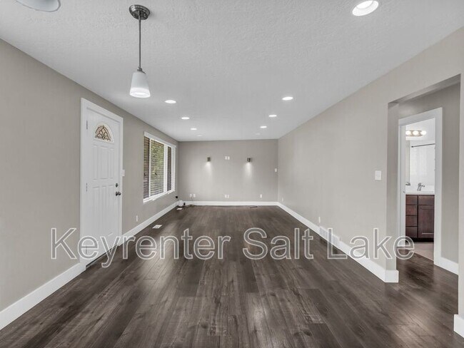 Building Photo - 1095 E 5190 S