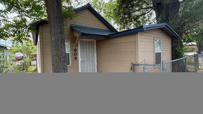 Building Photo - 905 N 2nd St