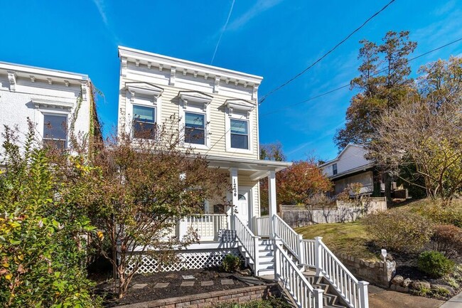 Building Photo - Amazing Anacostia 3 Bedroom with Parking I...