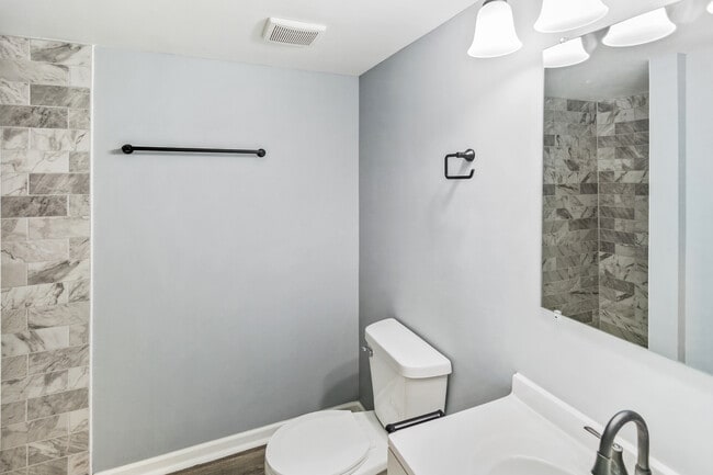 Building Photo - 922 E 155th St