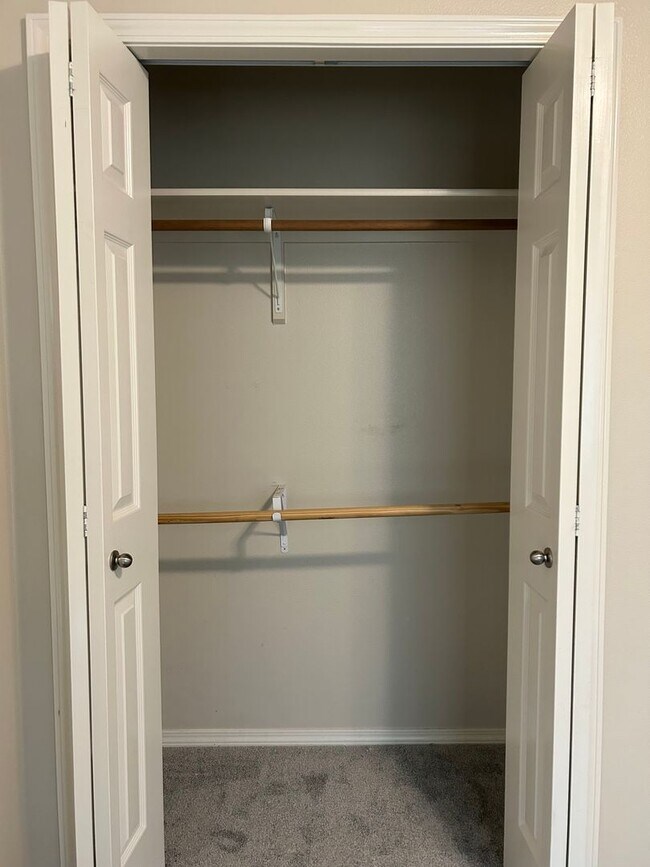 Building Photo - 115 Cassidy Dr E