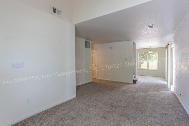 Building Photo - 3 Bedroom Town-home in Northeast Fort Coll...