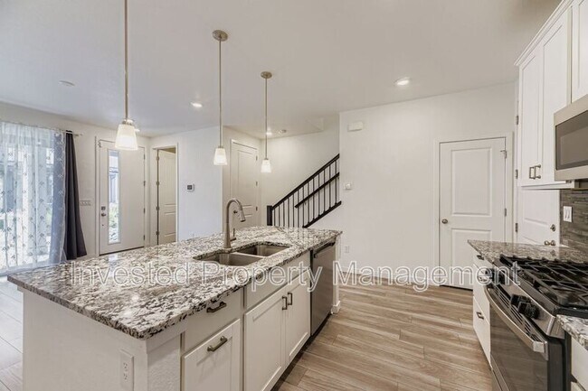 Building Photo - 7488 W Pacific Ln