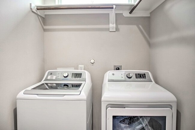 Building Photo - 6403 Bowling Green St