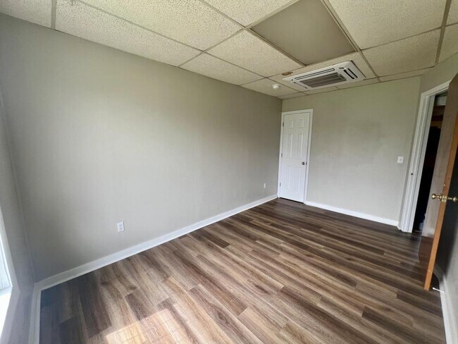 Building Photo - 3201 Southwest Dr