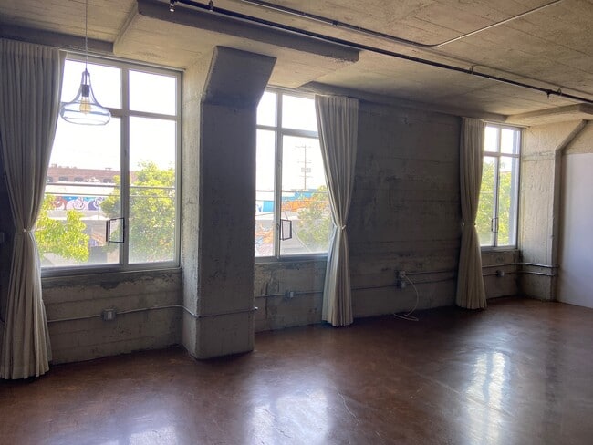 Building Photo - 825 E 4th St