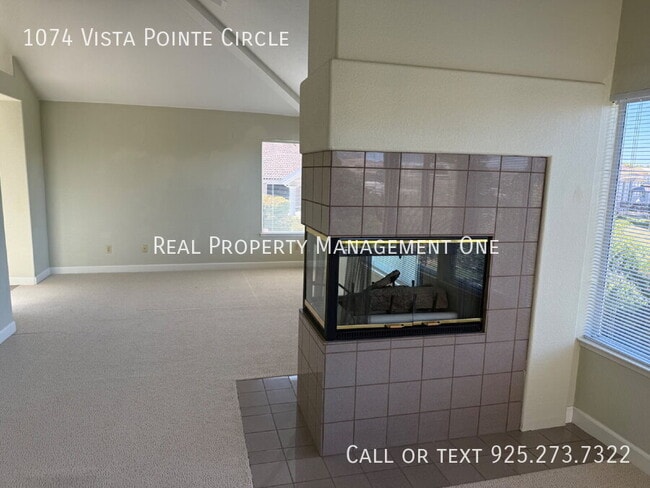 Building Photo - 1074 Vista Pointe Cir
