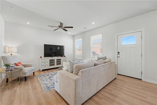 Building Photo - 4885 W Triangle St