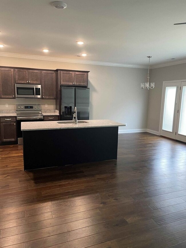 Building Photo - BEAUTIFUL TOWNHOME
