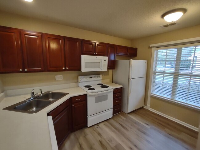 Building Photo - Pristine, move in ready Townhome located in the Holly Ridge Complex!